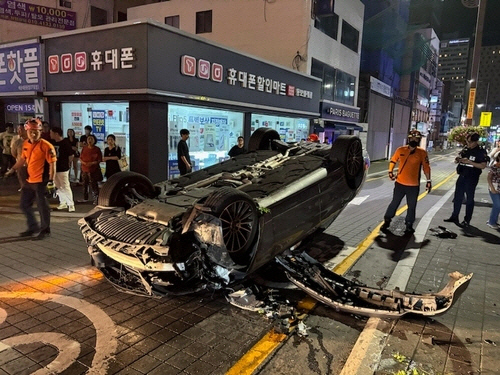 전도된 승용차[해운대경찰서 제공]